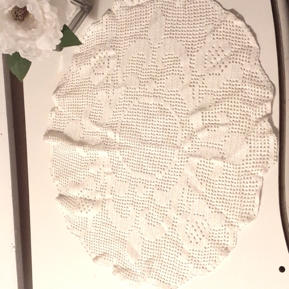 White Lace DOILIE crocheted OVAL Table cover Grannycore Cottagecore Dainty VNT - Picture 6 of 7